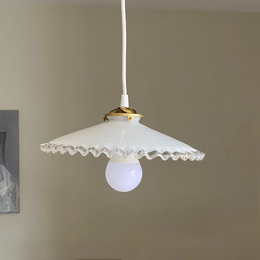Lámpara colgante antigua con pantalla de cristal opalino blanco y borde ondulado transparente.
