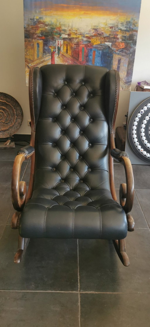 Karaktervolle Chesterfield 'Wingback' Schommelstoel - Zwart Leer & Massief Hout