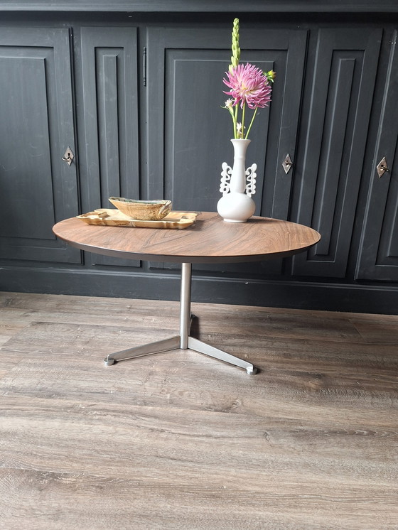 Image 1 of Table basse design vintage Midcentury en bois de teck rond. Fabriquée en Allemagne.