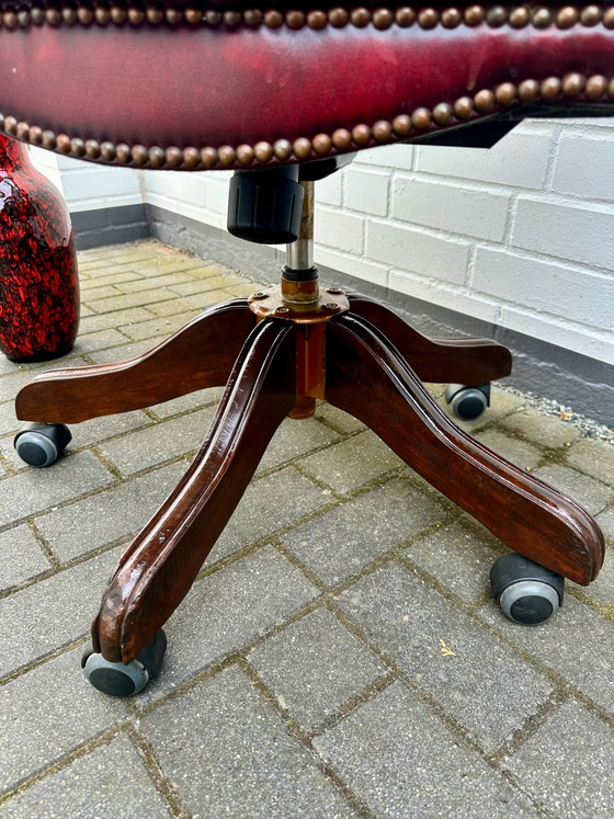Poltrona da Capitano Chesterfield Inglese Vintage Sedia da Ufficio Mogano, Sedie da ufficio, Pelle, Rosso (foto 7 di 15)