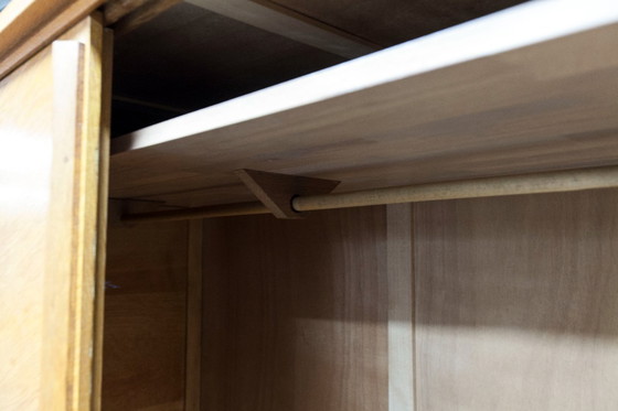 Image 1 of Kledingkast uit de jaren 50 met kompasvormige poten, schuifdeuren en een nieuw bovenblad.