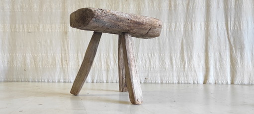 Taburete trípode brutalista de madera maciza - mediados del siglo XX