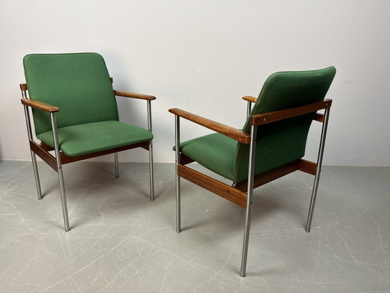 Image 1 of Juego de 4 sillas de comedor Thereca de diseño de mediados de siglo con tapicería verde vibrante.