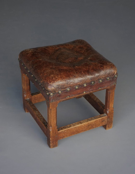 Image 1 of Kleine leren kruk van Gordon Russell voor Russell & Sons. 1920s