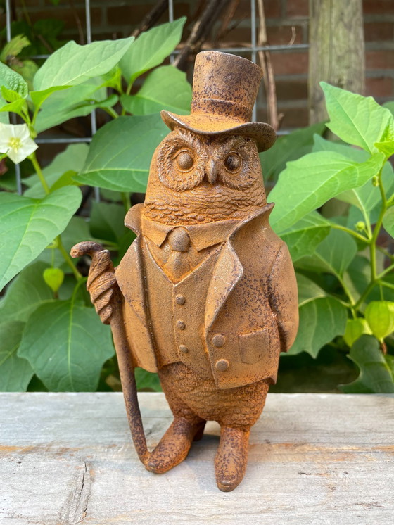 Image 1 of Hibou en costume avec canne et chapeau Statue en fonte