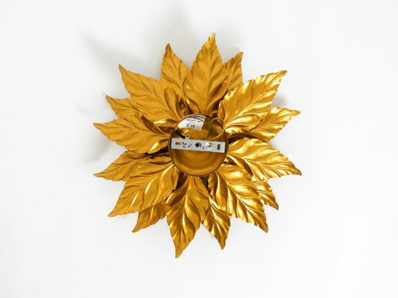 Image 1 of Rare grande lampe de plafond ou applique murale de style florentin, plaquée or, signée Hans Kögl, datant des années 1980.
