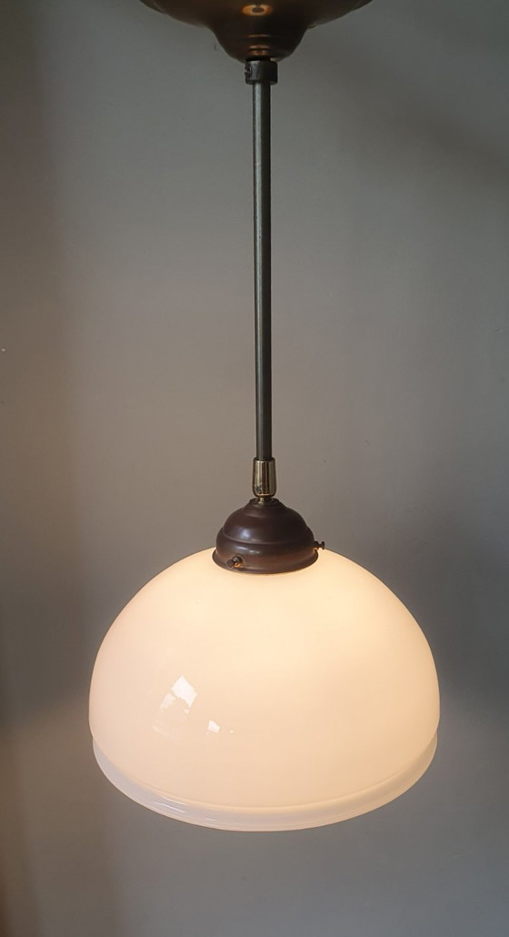 Image 1 of Lampada a sospensione vintage - vetro opalino bianco in forma decorativa