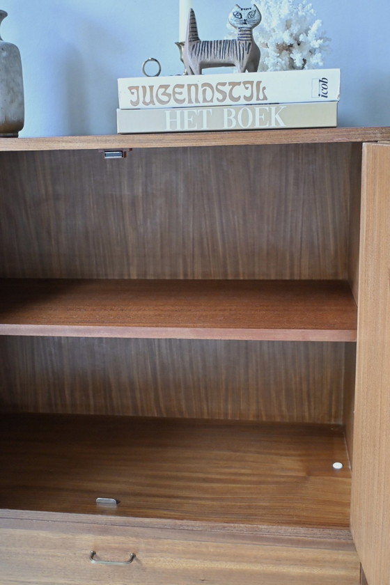 Image 1 of Precioso y elegante aparador/vitrina de pared de mediados de siglo.