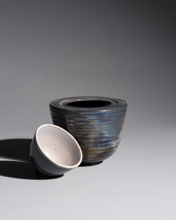 Image 1 of Studio Ceramic Box Duo – Mario Enke, Duitsland, 2010 · Reductiegebakken steengoed containers in grijze en blauwe tinten