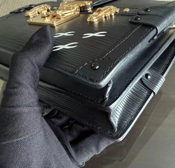 Image 1 of LOUIS VUITTON TRUNK CLUTCH - EPI LEER ZWART MET GOUDEN BESLAG