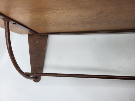 Image 1 of Mensola in legno e metallo decorata con pattinatori sul ghiaccio