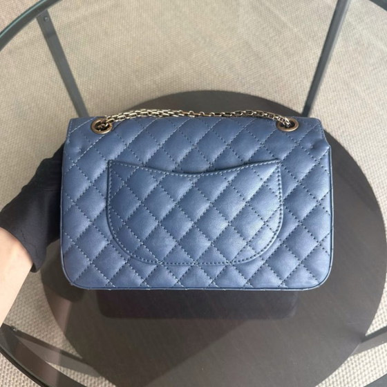 Image 1 of Chanel 2.55 Reissue 225 - 24 cm Caviar trapuntato blu con finiture dorate Serie 23