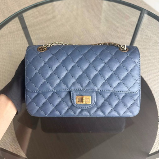 Chanel 2.55 Reissue 225 - 24 cm Caviar trapuntato blu con finiture dorate Serie 23