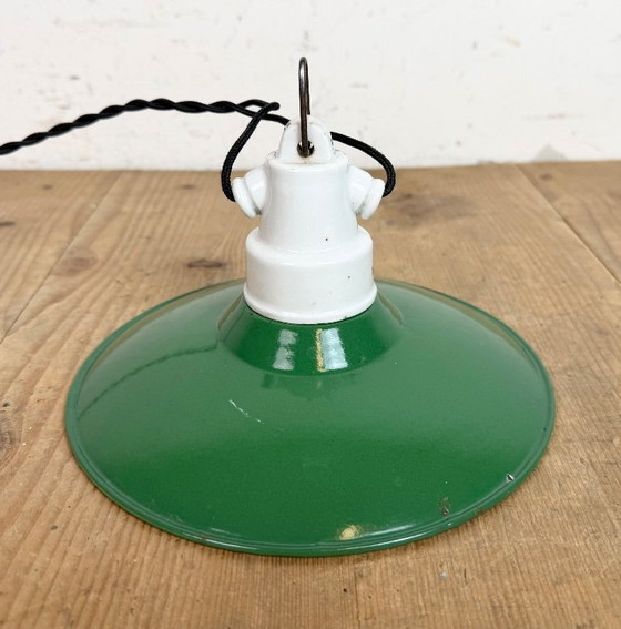 Image 1 of Industriële groene emaille hanglamp, jaren 50