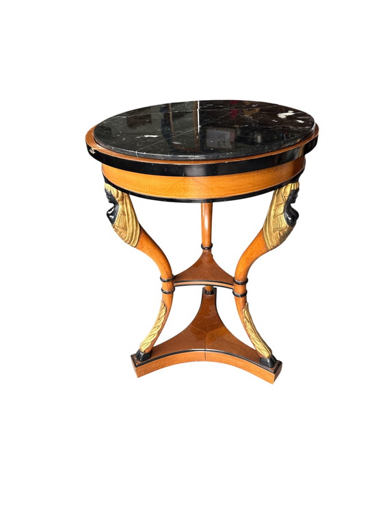 Image 1 of Tavolino d'appoggio a treppiede in stile neoclassico con piano in marmo.