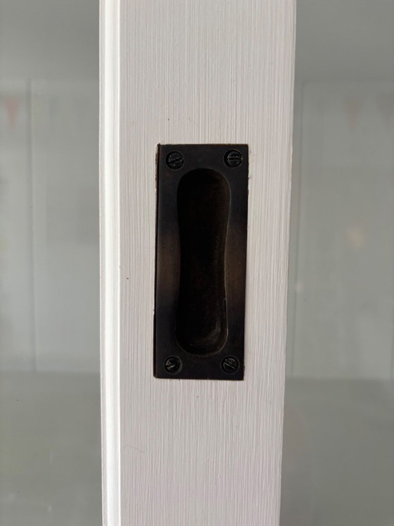 Weiße Holzvitrine mit Schiebetüren, Glas, Klassiek (Foto 10 von 12)