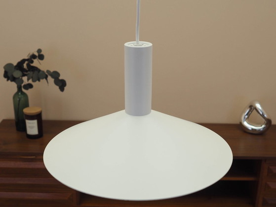 Lampada a sospensione danese in metallo bianco, paralume conico nella tradizione del design scandinavo, anni (photo 4 of 7)