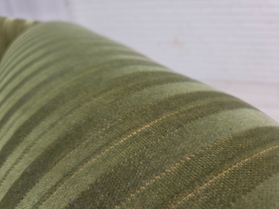 Image 1 of 1950er Jahre, dänischer Relaxsessel, grüner Möbelveloursstoff, Beine aus Eschenholz.