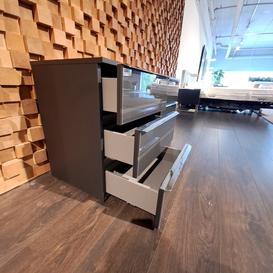 Image 1 of Comodino Nolte Akkeleen in vetro basalto 3 cassetti