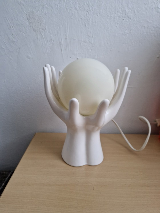 Image 1 of Bijzondere tafellamp handen met bol vintage design