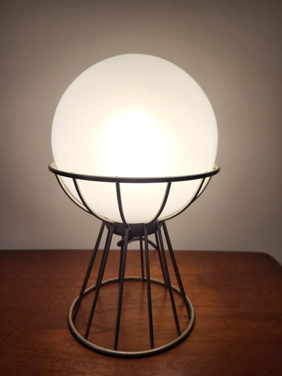 Image 1 of Ensemble de lampes de table vintage, structure en fil de fer et globe en verre opalin blanc, années 1960