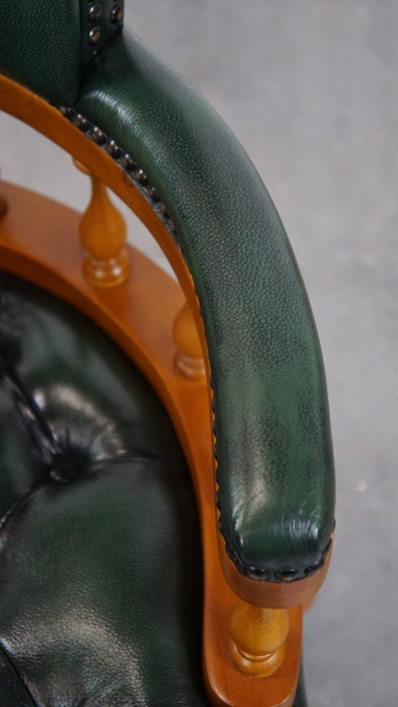 Image 1 of Sedia da ufficio Chesterfield classica e intramontabile, verde, realizzata in pelle di mucca su ruote