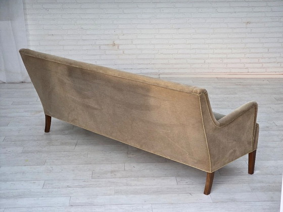 Image 1 of Divano danese a 4 posti, anni '60, in velluto verde chiaro originale.