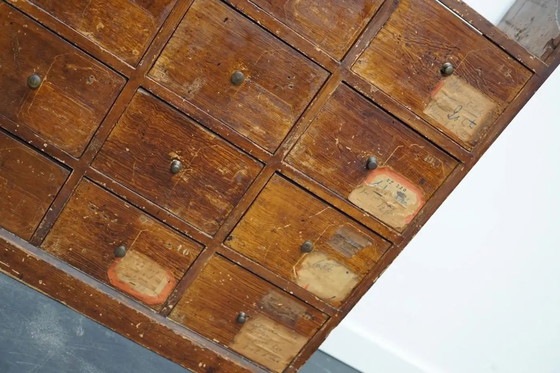 Image 1 of Mobiletto industriale olandese per farmacia/officina in pino, circa anni '20