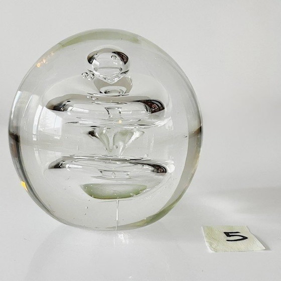 Image 1 of Presse-papier sphérique vintage en cristal transparent à motif tourbillonnant, 7 cm