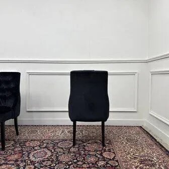 Set van zwart gestoffeerde Chesterfield stoelen, Eetkamerstoelen (foto 7 van 12)