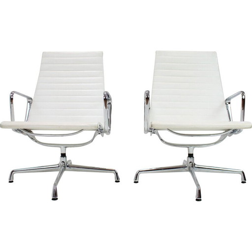 Paar vintage leren fauteuils van Charles en Ray Eames voor Vitra