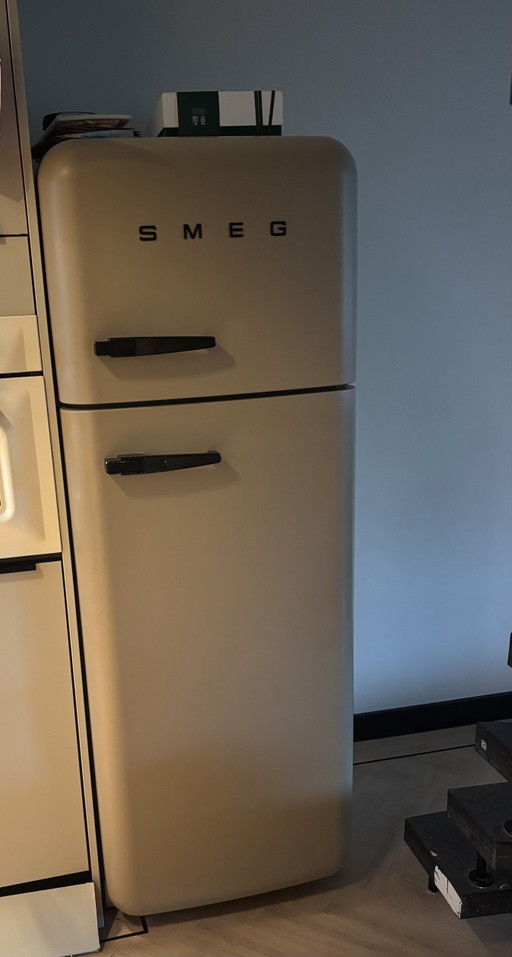 SMEG Retro Koel-vriescombinatie Custom Mat Taupe/Beige Uniek Exemplaar – drankenkasten, Iron