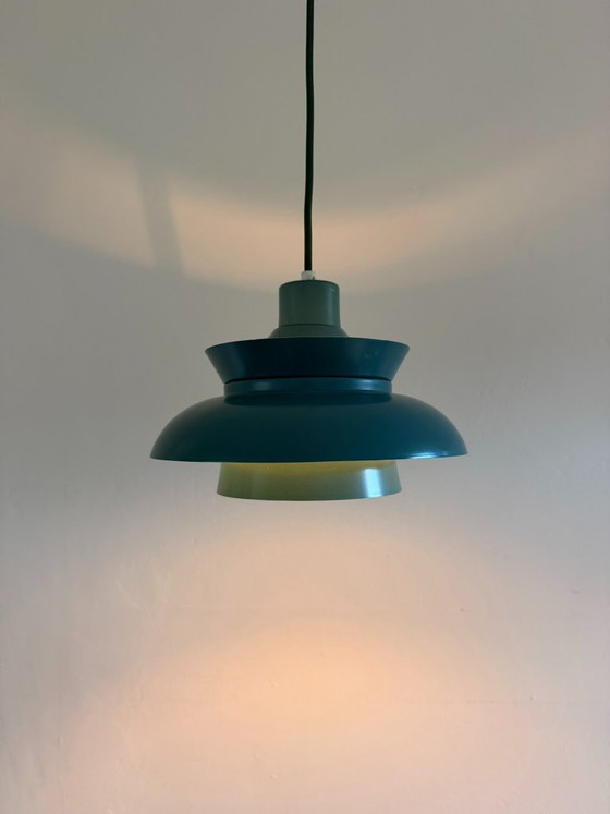 Suspension danoise vintage multicouche - petite lampe verte, Danish design, Aluminium (photo 2 sur 7)