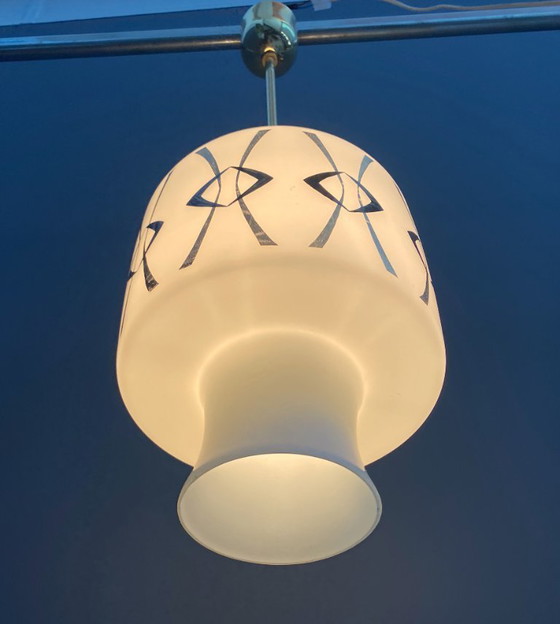 Image 1 of Lampada a sospensione in vetro opalino con disegno in oro e nero