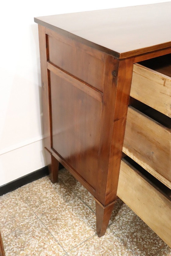 Image 1 of Cómoda antigua de nogal macizo, Italia, siglo XVIII