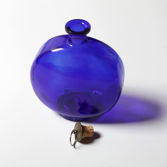Image 1 of Zeldzame vintage kobaltblauwe karaf / Glazen fles uit het midden van de 20e eeuw met kurk / Ruda Glasbruk / Zweden / jaren 70