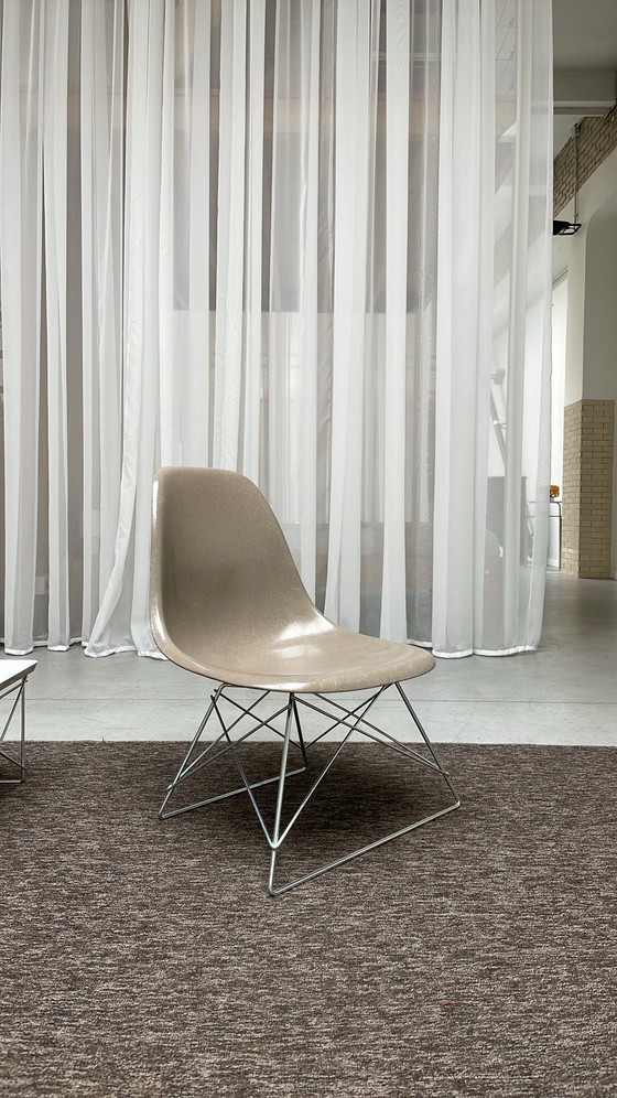 1x Herman Miller Eames LKR lounge chair, Chairs and lounge chairs, Chrome, Fiberglass, Beige (photo 8 of 10)