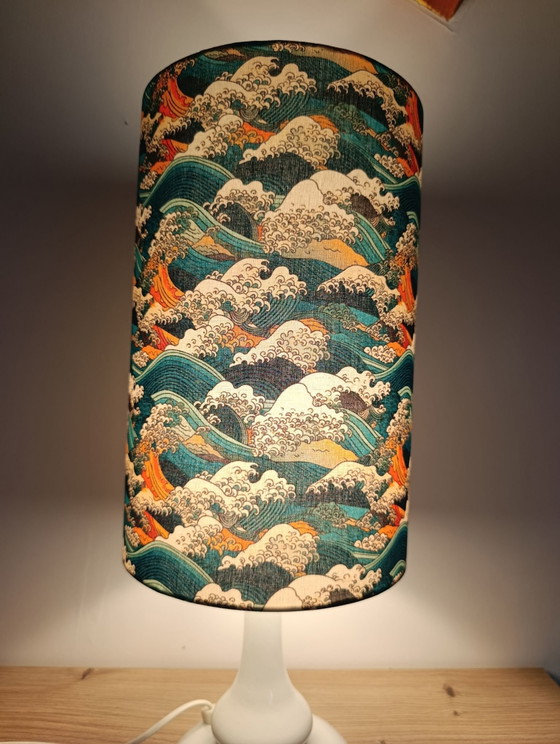 Table lamp printed "The Great Wave off Kanagawa" Hokuzai (handmade), creation artisanale, Cotton, Metal (photo 3 of 7)