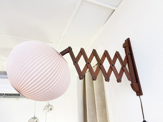 Applique accordéon scandinave en teck – abat-jour PERSPEX 1960 – Appliques murales, Wood (photo 6 of 6)