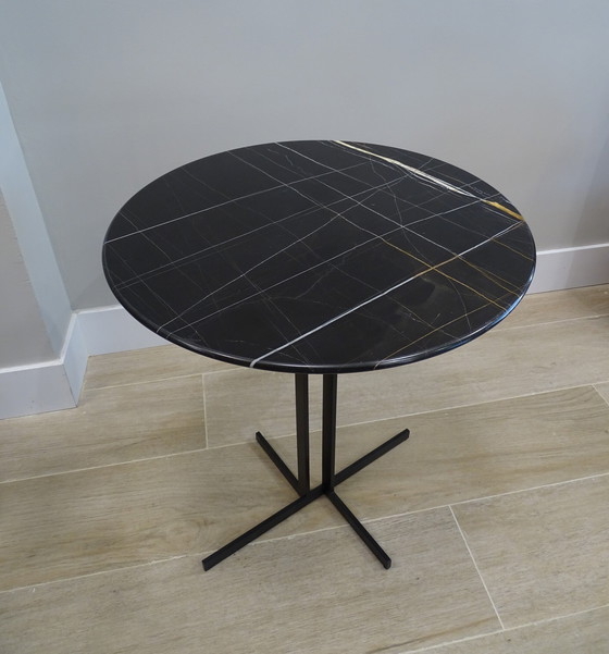 Image 1 of Table basse ou table d&#39;appoint Natuzzi, marbre Sahara Noir, XXIe siècle – Italie