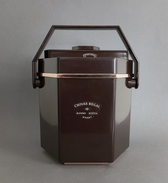 Image 1 of Zeldzame vintage Chivas Regal whisky design bruin/goud luxe ijsemmer + tang 1980's