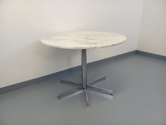 Image 1 of Vintage round dining table in white marble and chrome metal from the 1970s