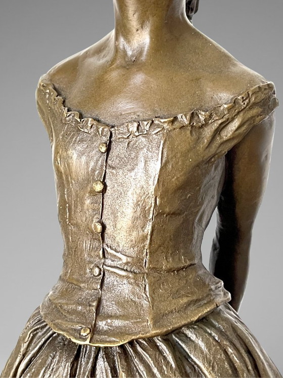 Image 1 of Escultura de bronce patinado de una bailarina inspirada en Degas – Edición JB Paris sobre base negra – 38 cm – 5,4 kg