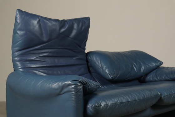 Image 1 of Deux canapés deux places Cassina Maralunga en cuir bleu, par Vico Magistretti, Italie 1973 Standard