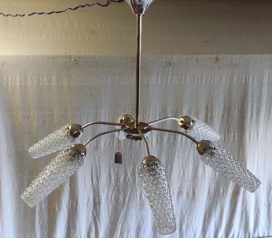 Image 1 of Lampadario a sei luci in metallo placcato oro con paralumi a tulipano in vetro - anni '50/'60