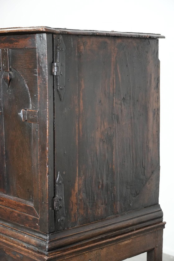 Image 1 of Armoire/meuble ancien en chêne anglais sur support du XVIIe siècle