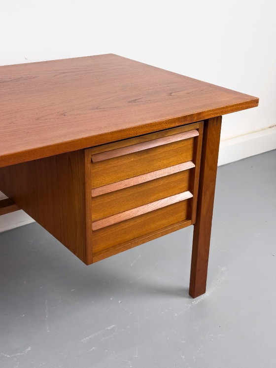 Image 1 of Teakhouten bureau uit het midden van de eeuw door Svend Åge Madsen voor Sigurd Hansen, jaren 60