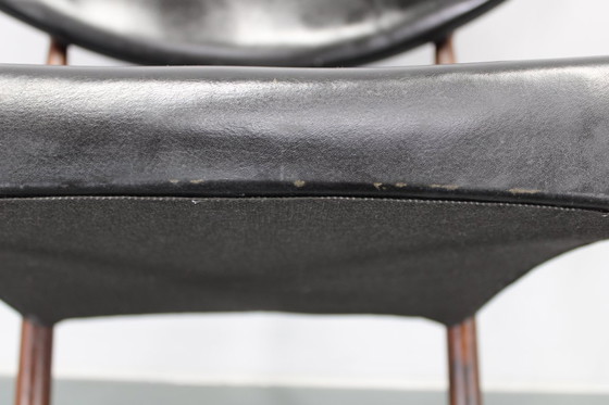 Image 1 of    	 1960er Satz von sechs hölzernen Esszimmerstühlen mit schwarzem Kunstlederbezug, Dänemark