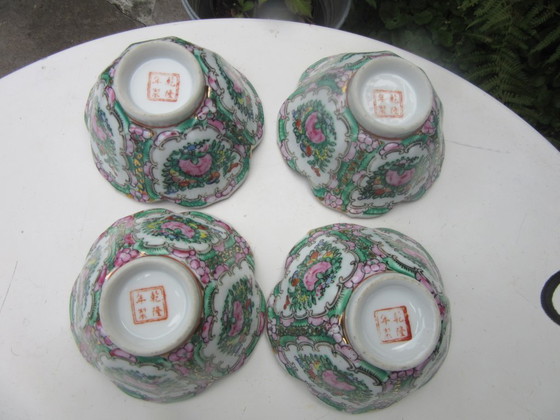 Image 1 of 4 petites coupes Famille Rose, style milieu du siècle