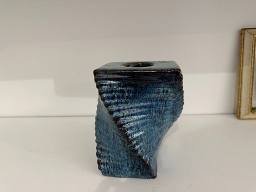 Kerzenhalter aus glasierter Keramik - Skulpturale Drehung blau
